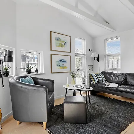 2 Bedroom Stunning In *